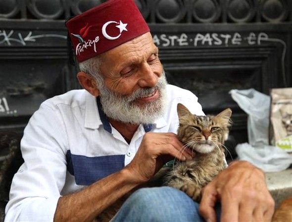 Ünlü şarkı sözü yazarı sokakta yaşam mücadelesi veriyor