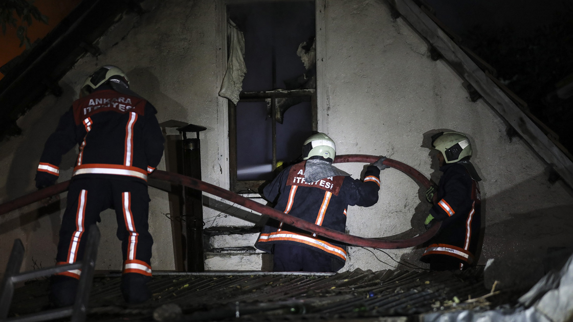 Beslediği kediler yaşlı adamı yangından son anda kurtardı