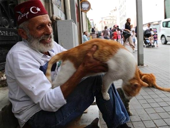 Ünlü şarkı sözü yazarı sokakta yaşam mücadelesi veriyor