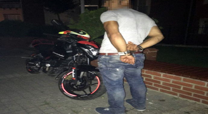 Kelepçeyle şaka fotoğrafı çektirirken...