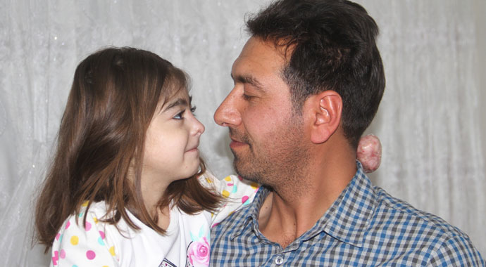 Kelebek hastası kızlarına 'kelebek' gibi bakıyorlar