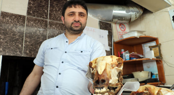 12 saat piştikten sonra balta ile kırılıp yeniyor
