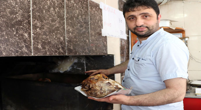 12 saat piştikten sonra balta ile kırılıp yeniyor