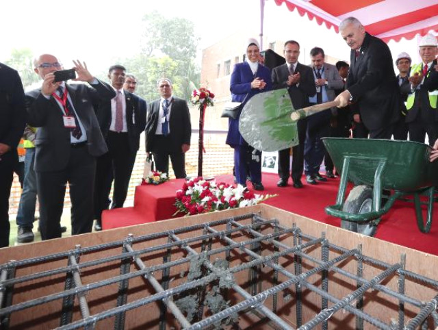 Başbakan'a Bangladeş ziyaretinde kızı da eşlik ediyor