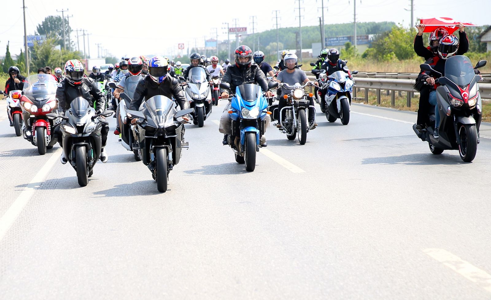Kenan Sofuoğlu ve motosikletçiler Yenikapı'ya doğru yola çıktı