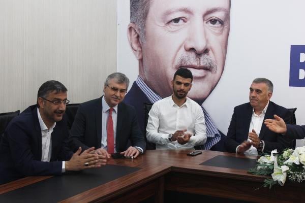 Sofuoğlu, AK Parti binasına Lamborghini'yle geldi