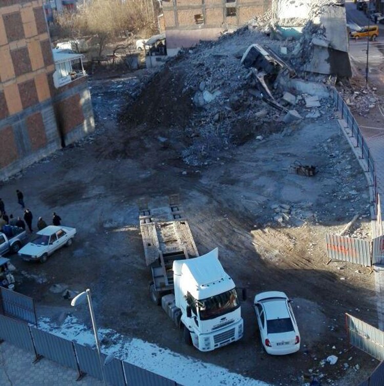 Yıkım yapan kepçe devrildi