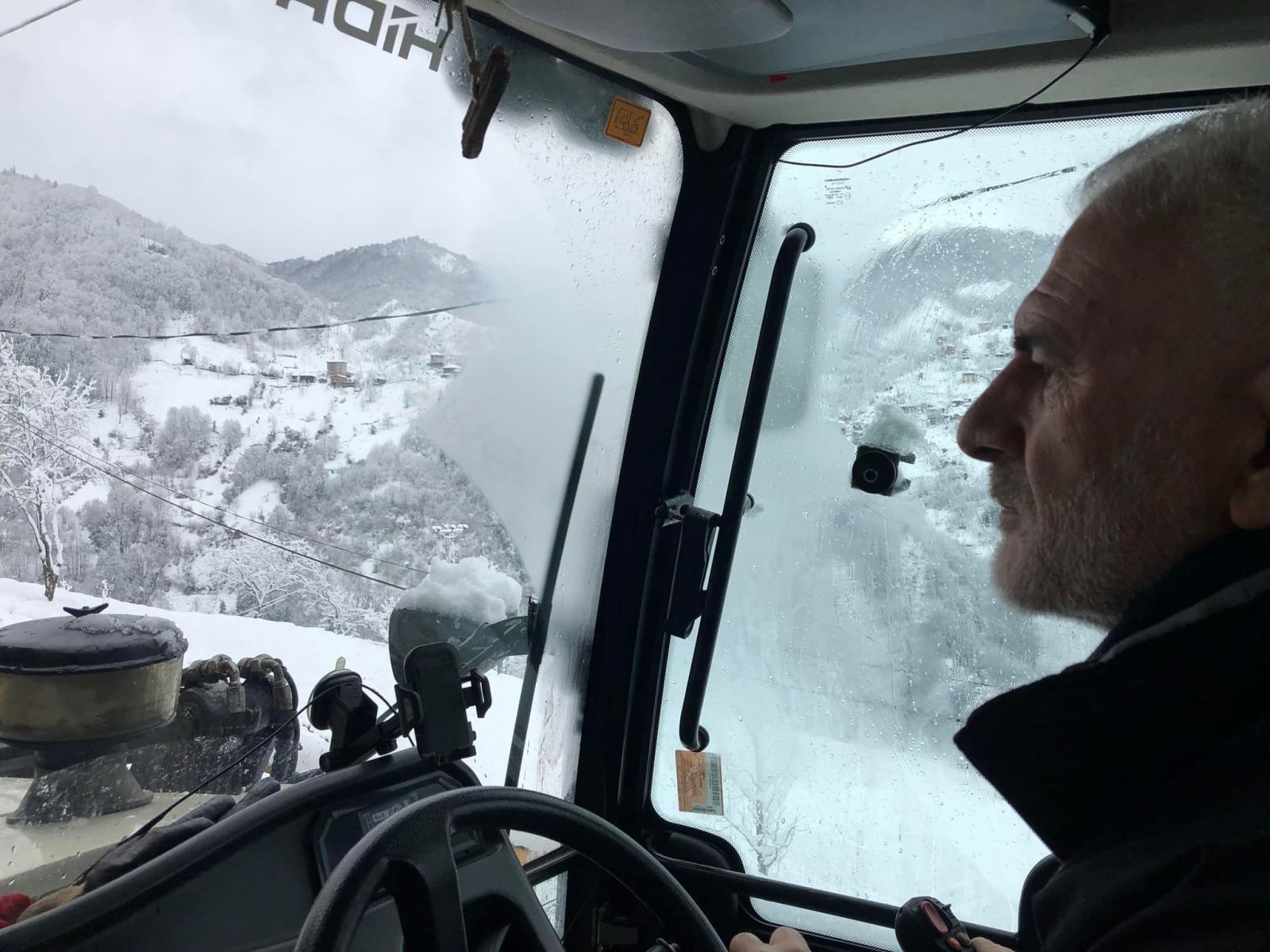 İşçiler korona olunca kepçenin başına belediye başkanı geçti