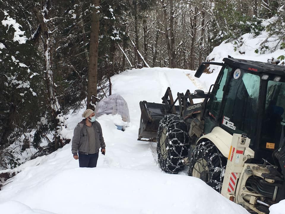 İşçiler korona olunca kepçenin başına belediye başkanı geçti