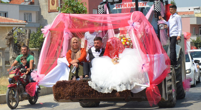 Kepçeyi gelin arabası yaptılar