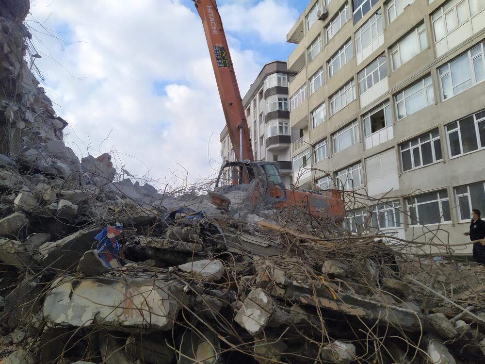 Yıkımda kepçenin üzerine beton blok düştü: Operatör ağır yaralandı
