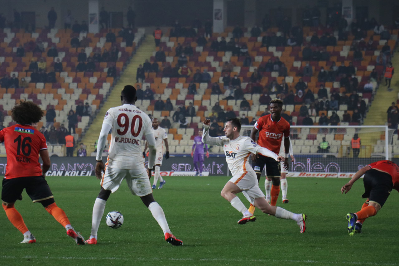 Galatasaray Avrupa'da lider, ligde derbeder
