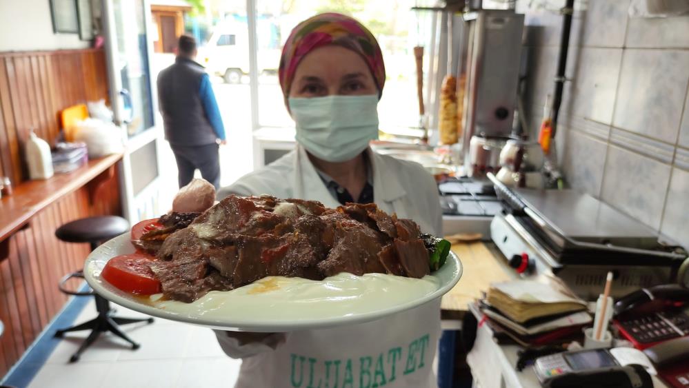 Kadın ustanın yaptığı dönerler büyük rağbet görüyor