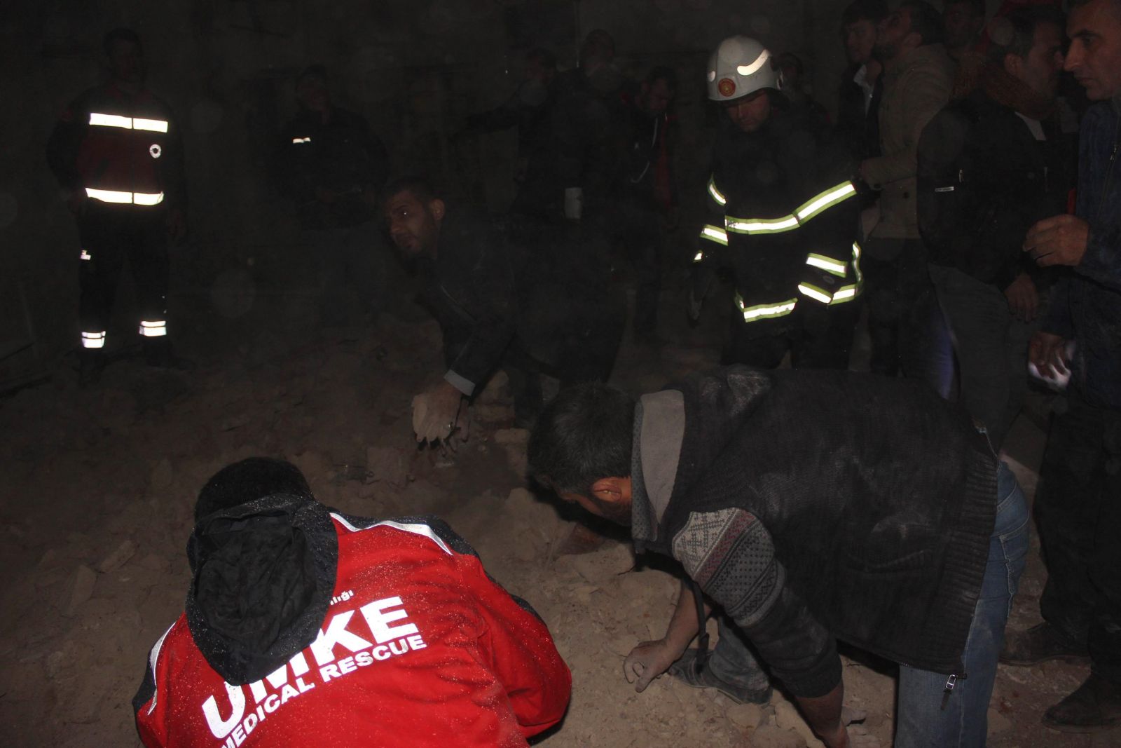 Kilis’te teröristlerden camiye roketli saldırı