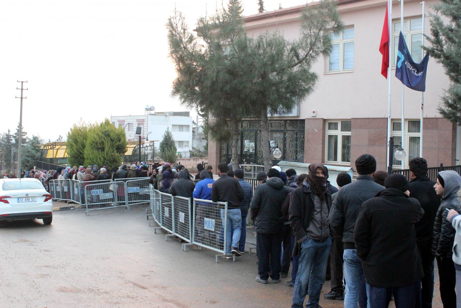 Kilis’te 6 aylık iş için uzun kuyruklar oluştu