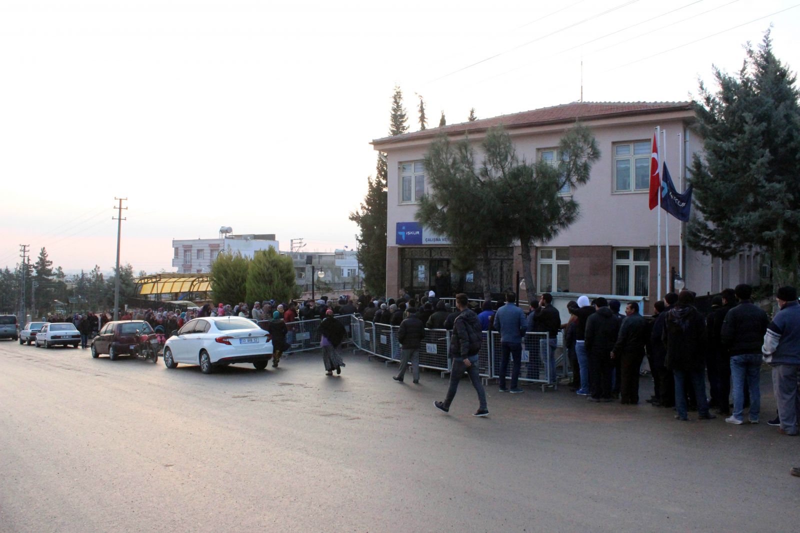 Kilis’te 6 aylık iş için uzun kuyruklar oluştu