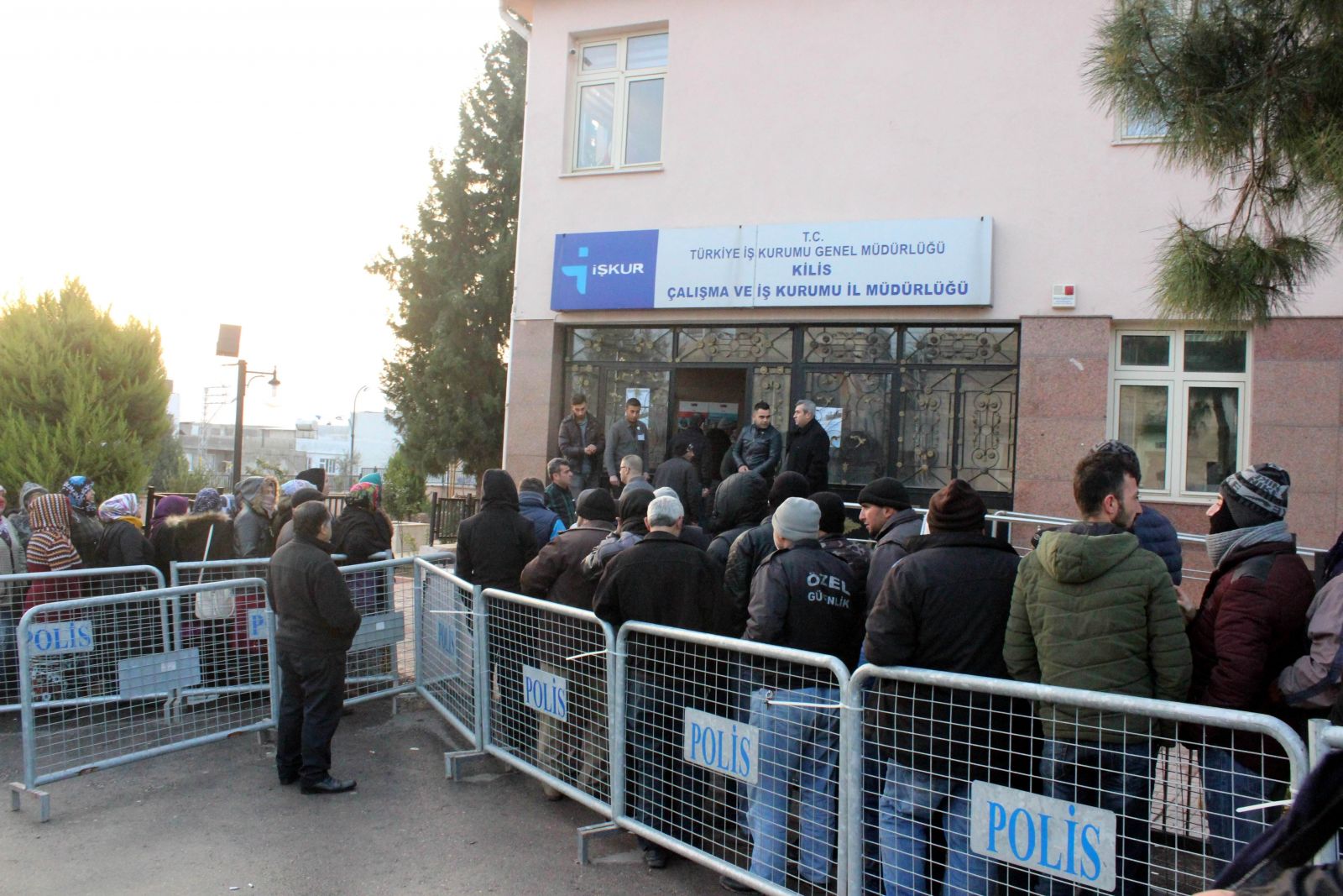 Kilis’te 6 aylık iş için uzun kuyruklar oluştu