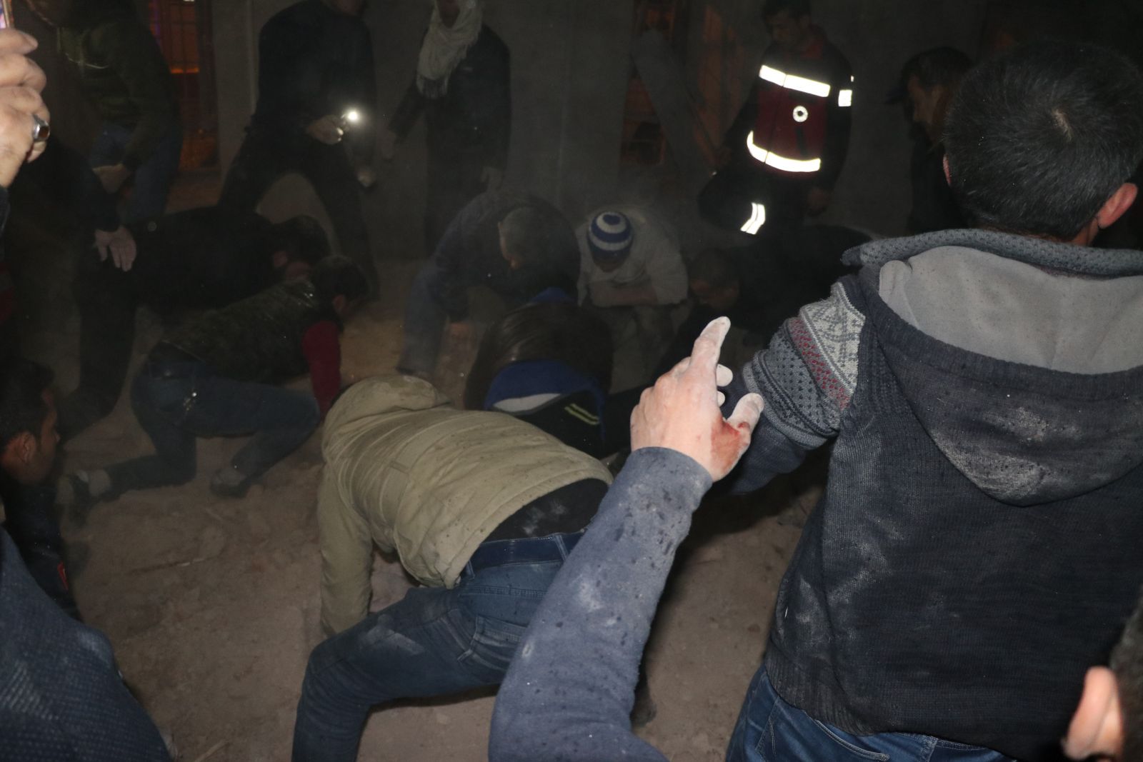 Kilis’te teröristlerden camiye roketli saldırı