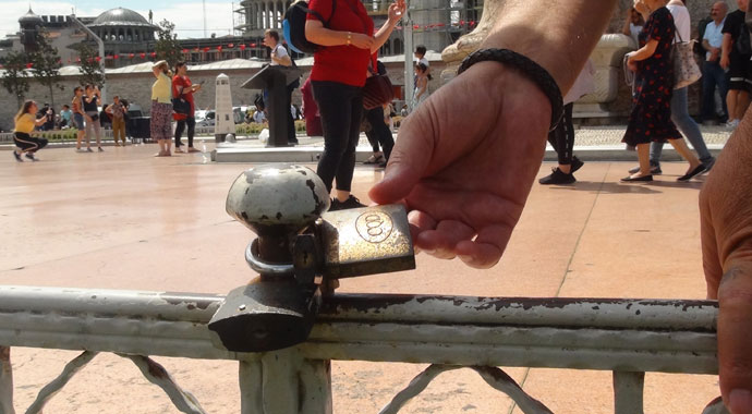 Taksim Meydanı'na kilit vurdular