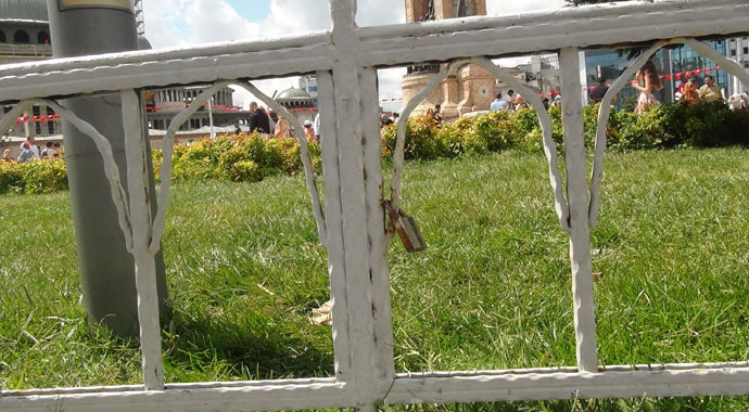 Taksim Meydanı'na kilit vurdular