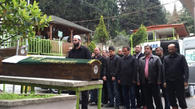 Kimsesi olmayınca cenaze namazını mezarlık çalışanları kıldı Kimsesi olmayınca cenaze namazını mezarlık çalışanları kıldı