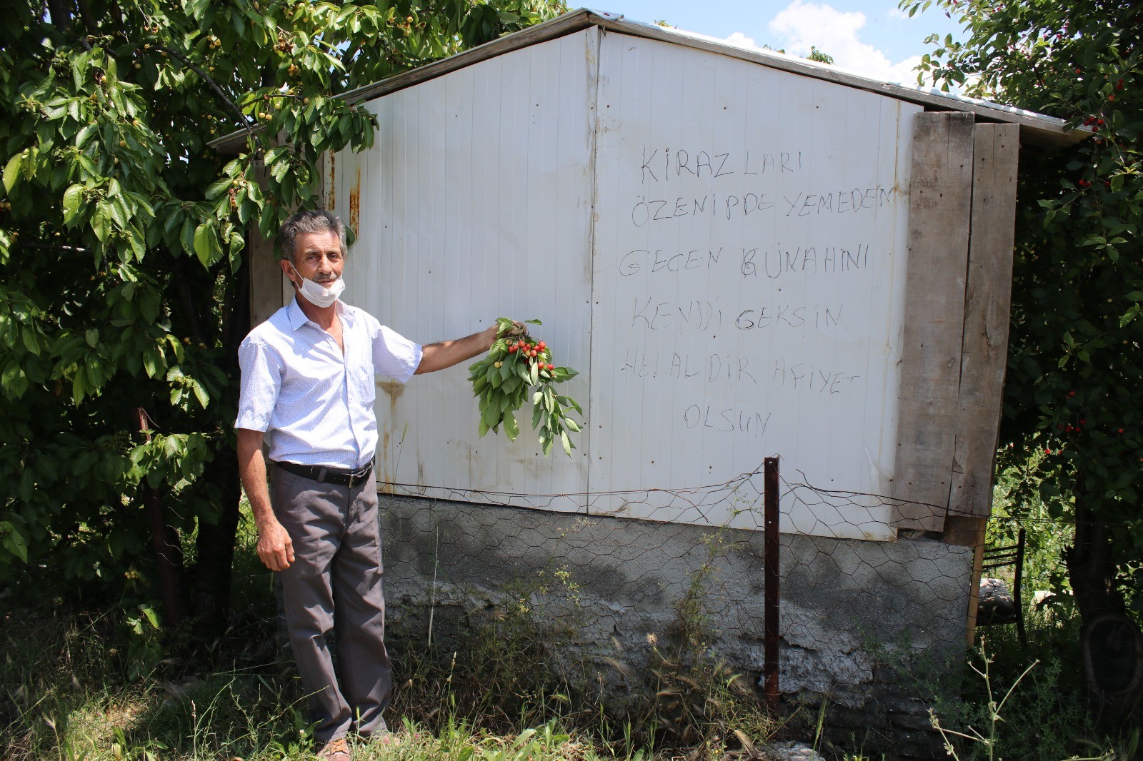 Bahçesinin girişine öyle bir şey yazdı ki gören bir daha dönüp baktı!