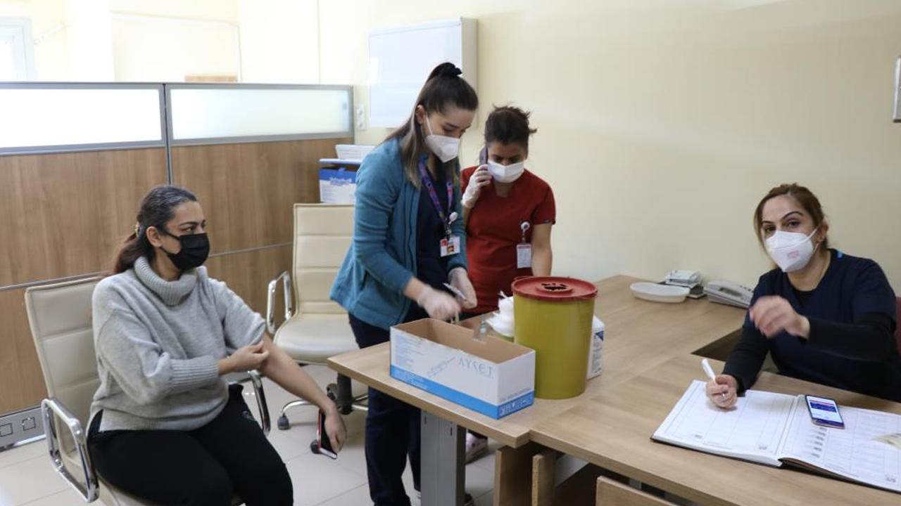 Yerli aşıya büyük ilgi: Yurdun dört bir yanında Turkovac uygulanmaya başladı