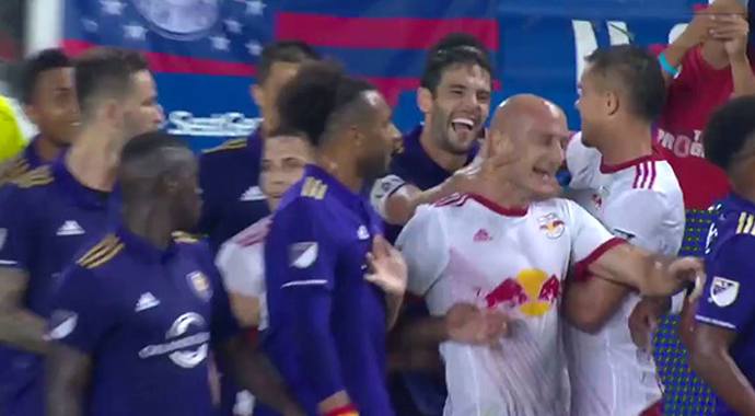 Kaka, maçta arkadaşına yaptığı şaka sebebiyle kırmızı kart gördü