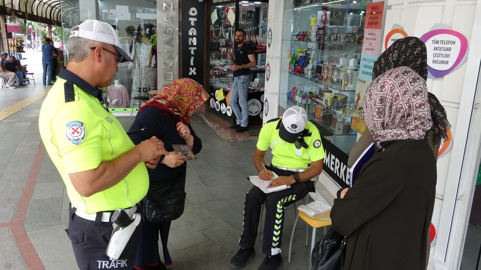 Polis tek tek böyle tespit etti! Hepsine ceza yazıldı...