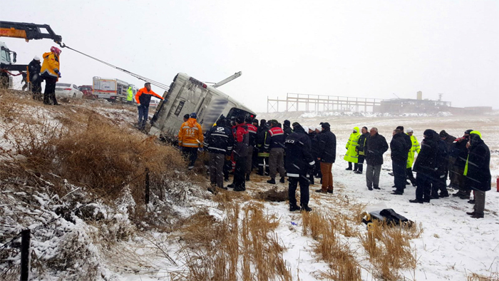 Kırşehir'de katliam gibi kaza, 7 kişi hayatını kaybetti 27 yaralı var