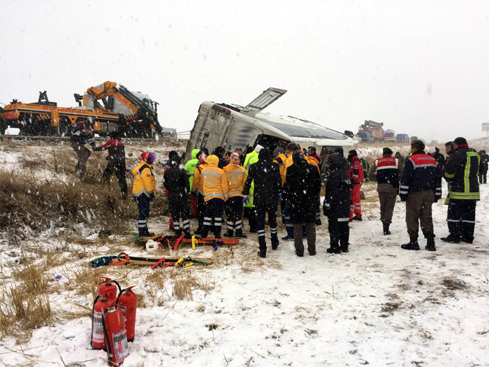 Kırşehir'de katliam gibi kaza, 7 kişi hayatını kaybetti 27 yaralı var