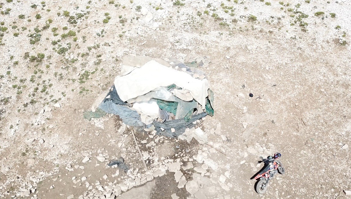 Kışın toplayıp saklıyorlar, yazın kesip satıyorlar