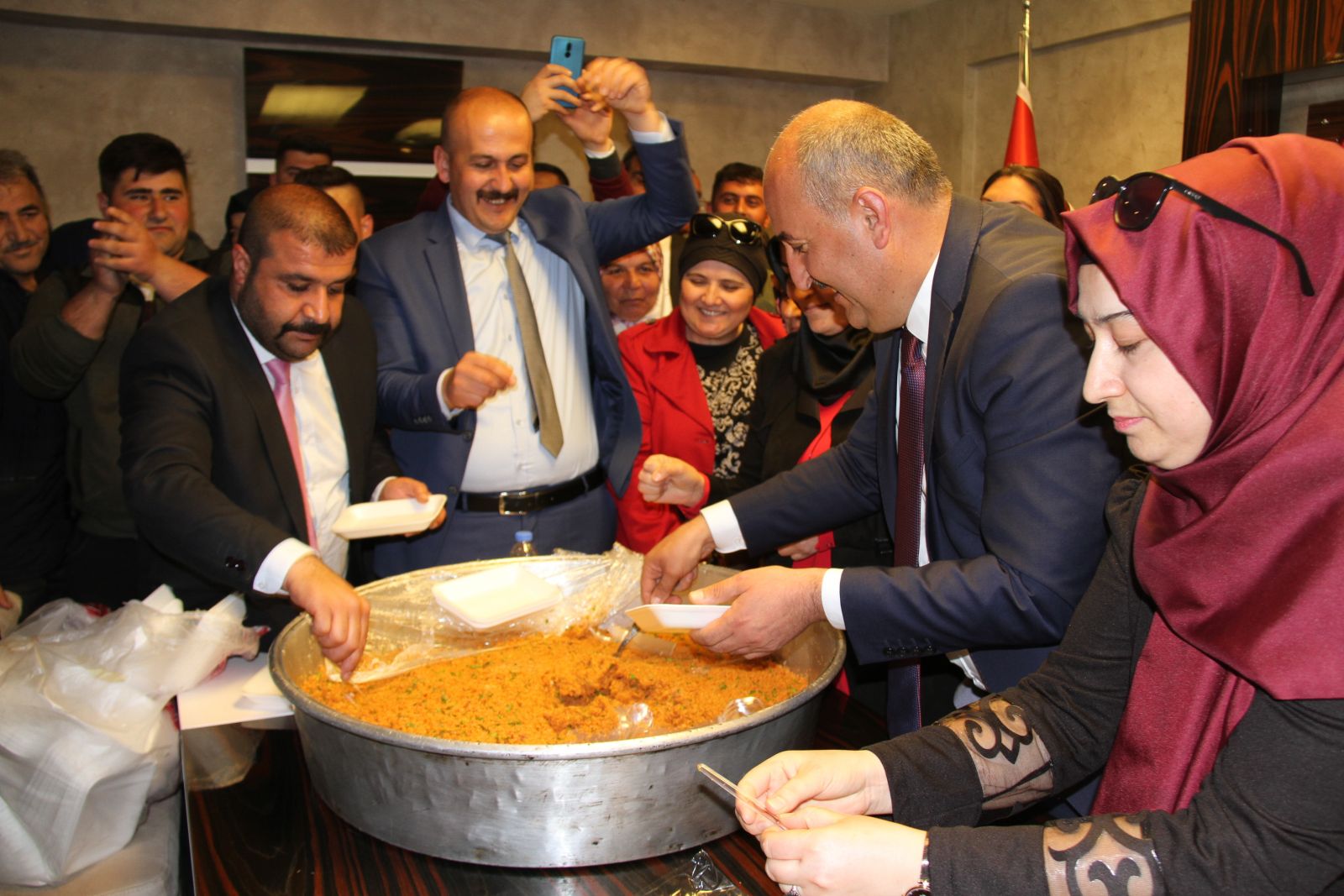 Belediye Başkanı seçildi ilk iş olarak kısır dağıttı