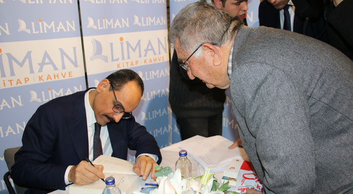 Cumhurbaşkanlığı Sözcüsü İbrahim Kalın, imza günü düzenledi