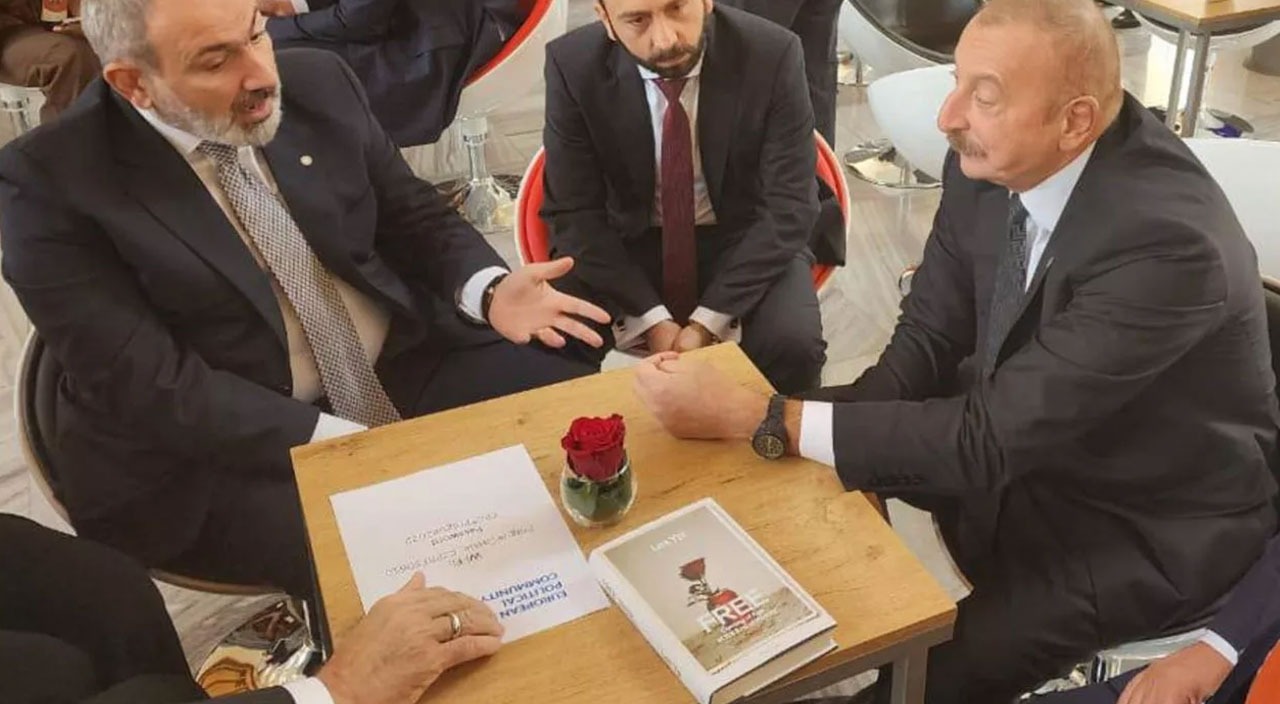 Masadaki merak edilen kitabın sırrı çözüldü... Cumhurbaşkanı Erdoğan Paşinyan ve Aliyev'i bir araya getirdi Masadaki merak edilen kitabın sırrı çözüldü... Cumhurbaşkanı Erdoğan Paşinyan ve Aliyev'i bir araya getirdi