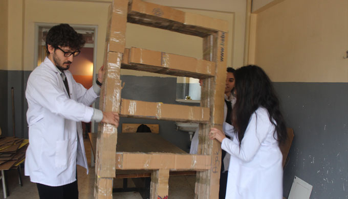 Öğrenciler atık kartondan kitaplık yapıyor