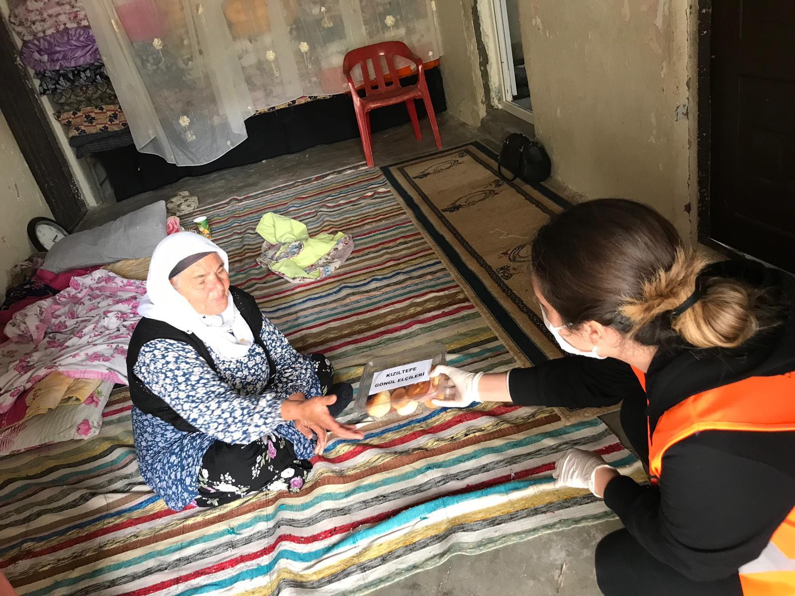 Kızıltepe’nin gönül elçileri evde börek yapıp yaşlılara götürüyor