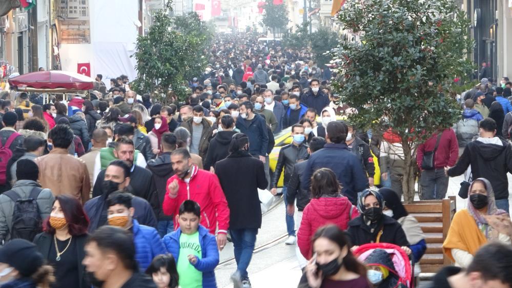 Kısıtlama öncesi İstiklal Caddesi’nde insan seli