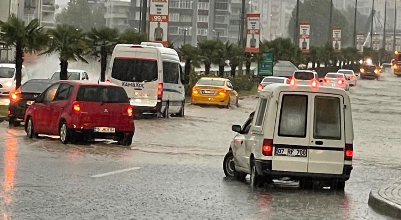Bursa'da sağanak yağış hayatı felç etti! Yollar göle döndü, araçlar su altında kaldı