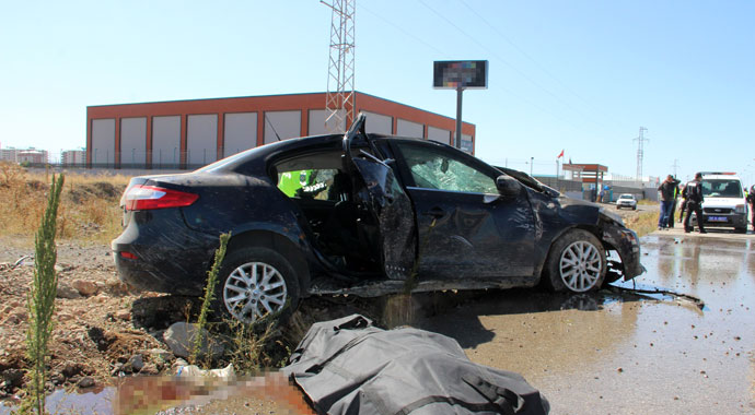 Eşini birliğine teslim edip dönen kadın, kazada çocuğu ile hayatını kaybetti
