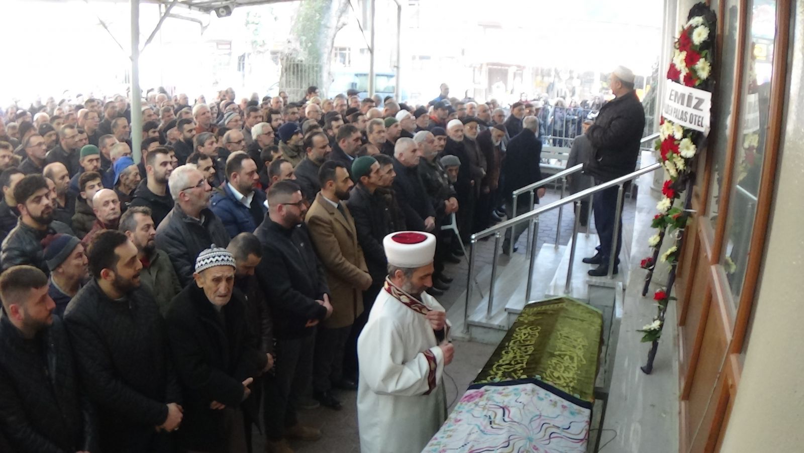 Göz yaşları arasında toprağa verildi