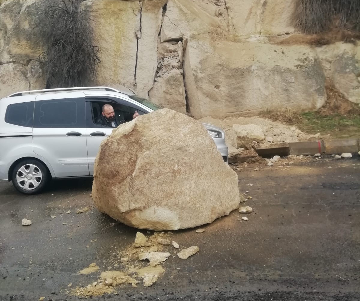 Kopan kaya parçası yola yuvarlandı
