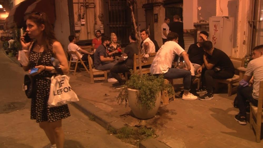 Kısıtlamasız ilk akşamda vatandaş sokağa döküldü