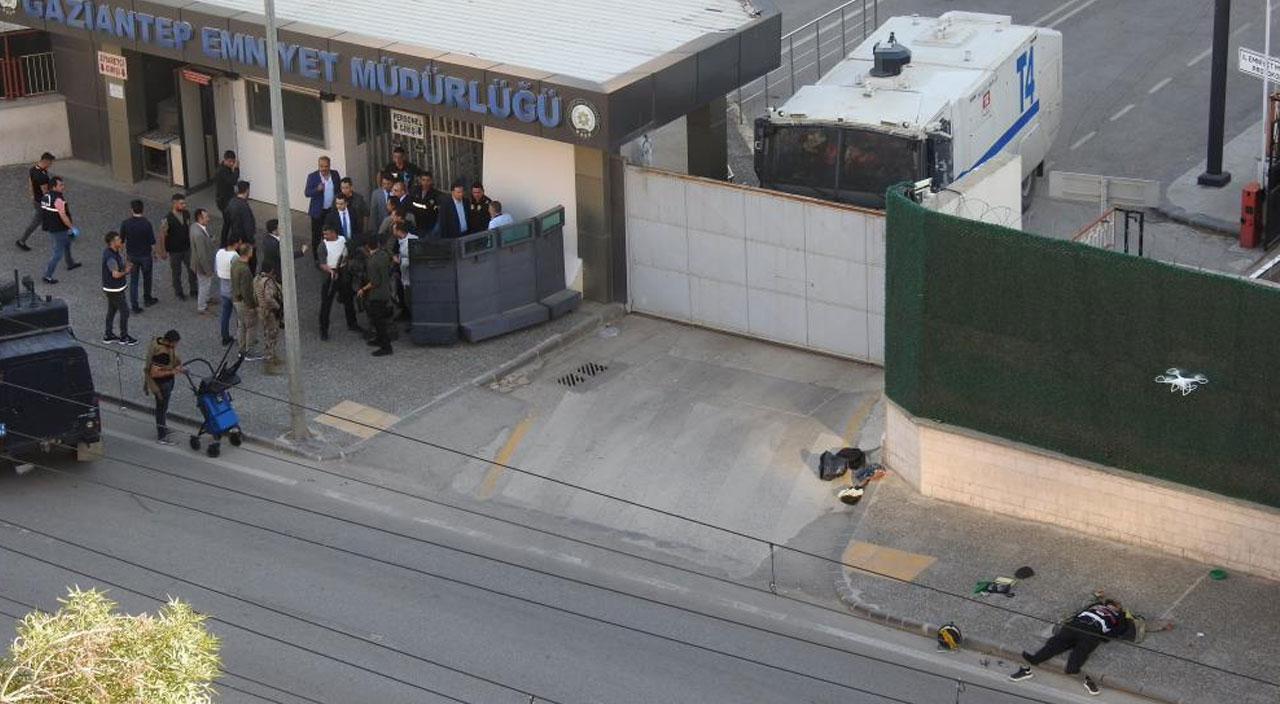 Gaziantep’te canlı bomba paniği güvenlik kamerasında: Saldırganın gelişi anbean kaydedildi Gaziantep’te canlı bomba paniği güvenlik kamerasında: Saldırganın gelişi anbean kaydedildi