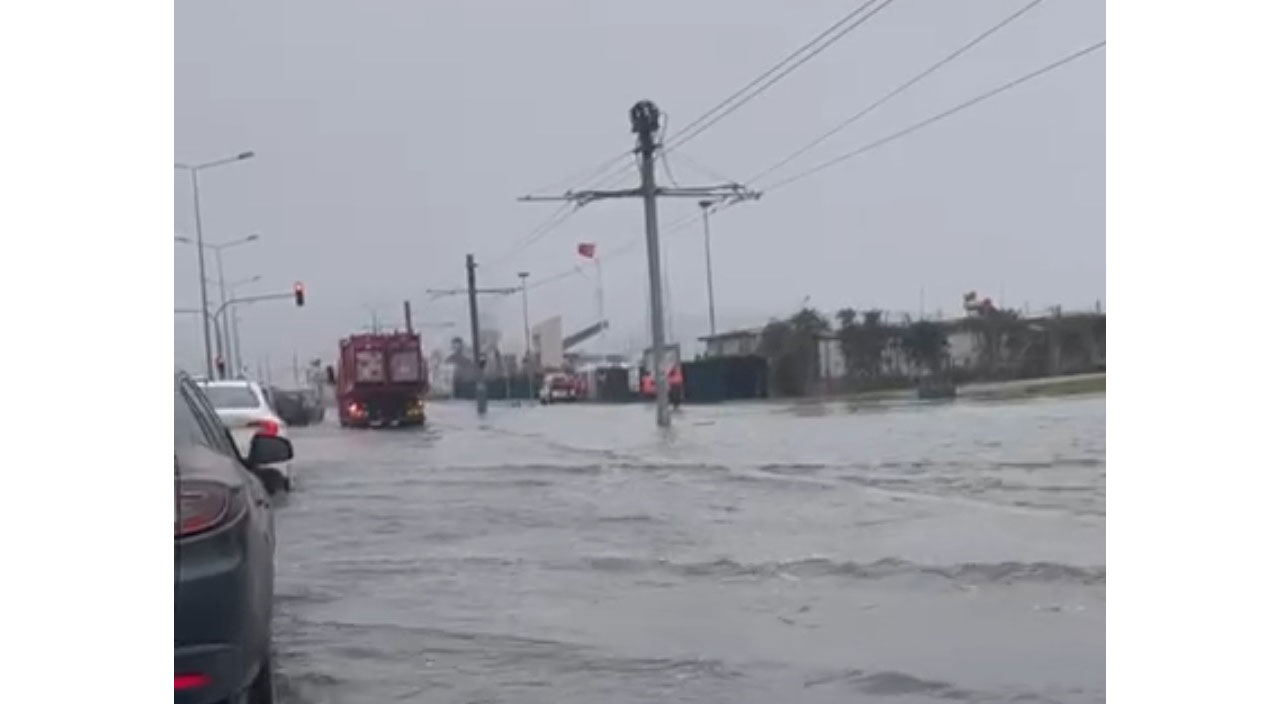 İzmir’de fırtına tramvay seferlerini de etkiledi