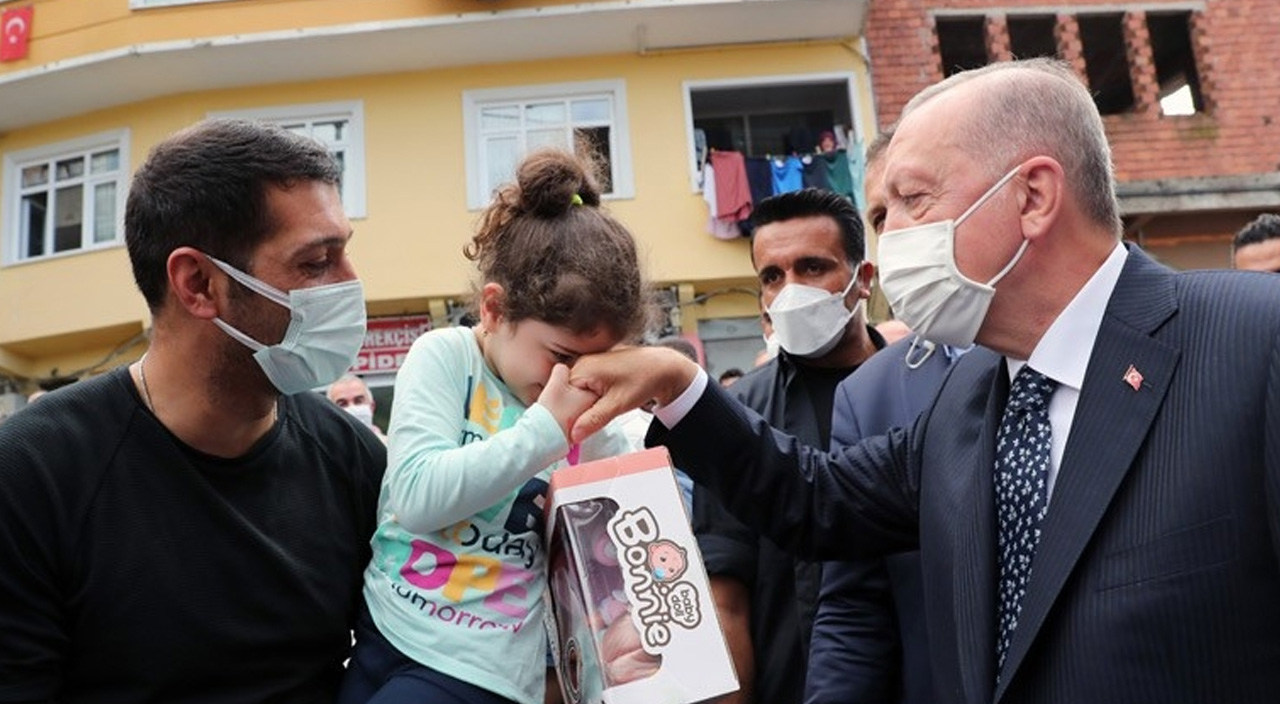Erdoğan vatandaşın davetini geri çevirmedi, çay içti