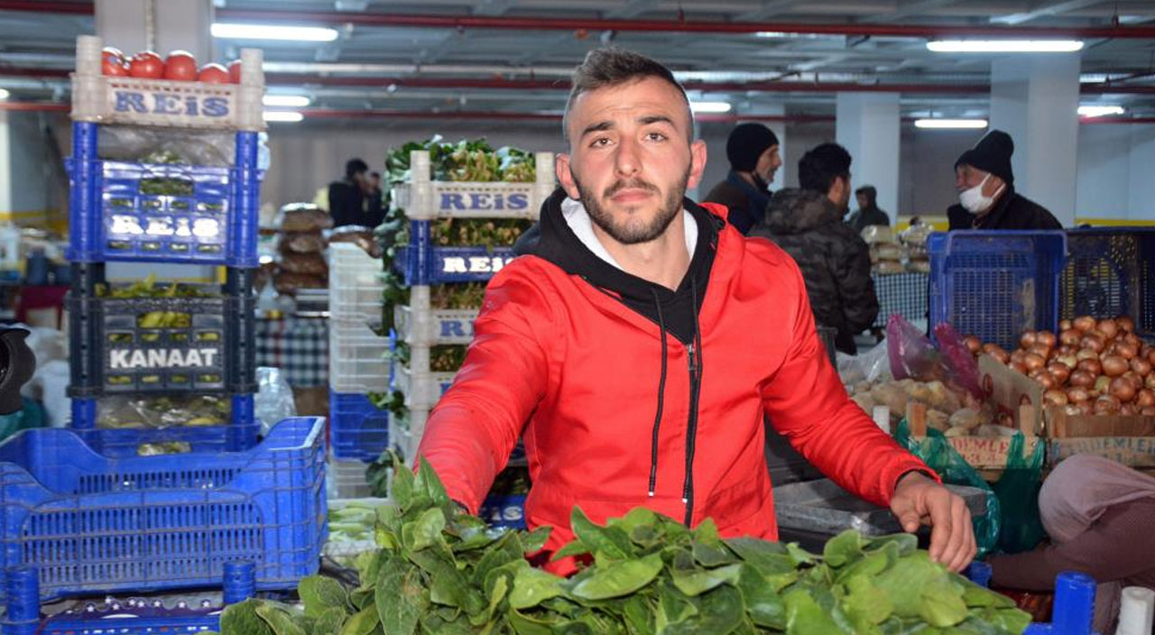 Ispanak satışları düşen esnaf çözümü afiş asmakta buldu