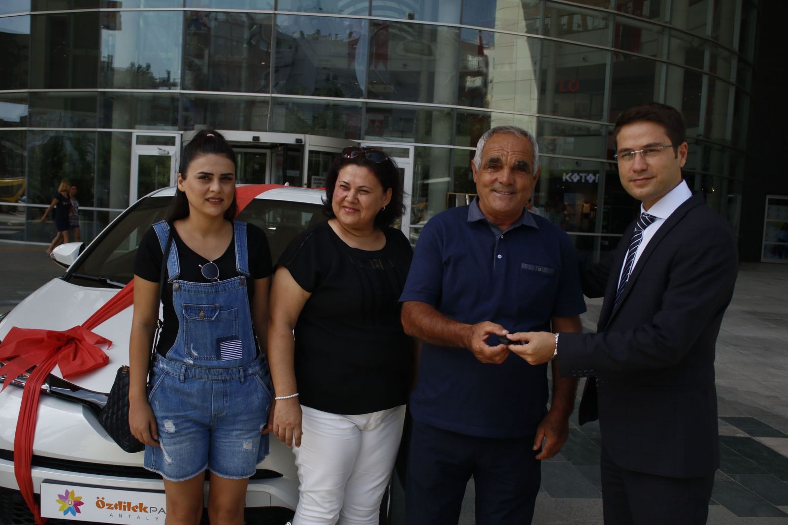 Klima ve cep telefonu alıp, 140 bin TL'lik arabanın sahibi oldular