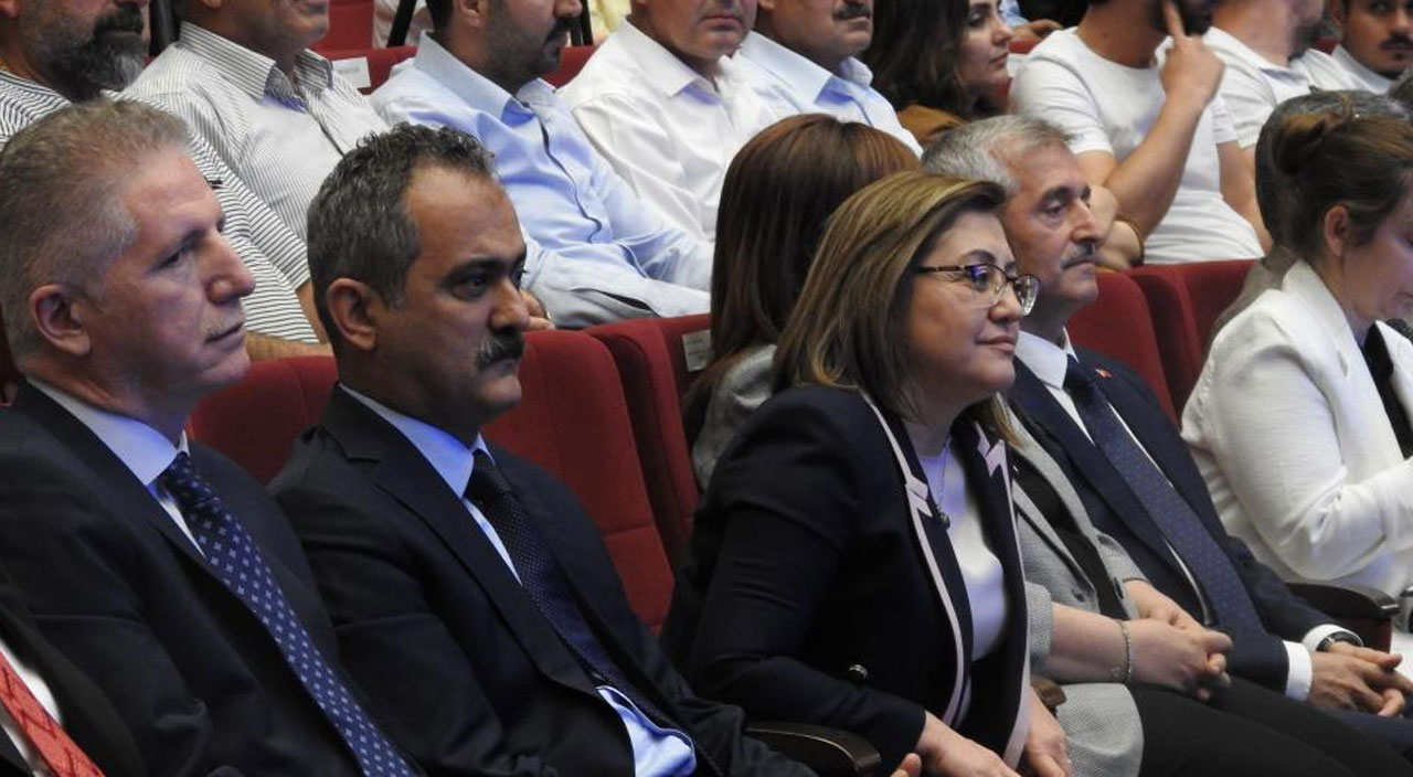 Bakan Özer duyurdu: Meslek lisesinde okuyan çocukların ailelerine aylık 500 lira verilecek Bakan Özer duyurdu: Meslek lisesinde okuyan çocukların ailelerine aylık 500 lira verilecek