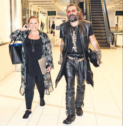 Koç'un cenazesinde dikkat çeken kişi bakın kimmiş?